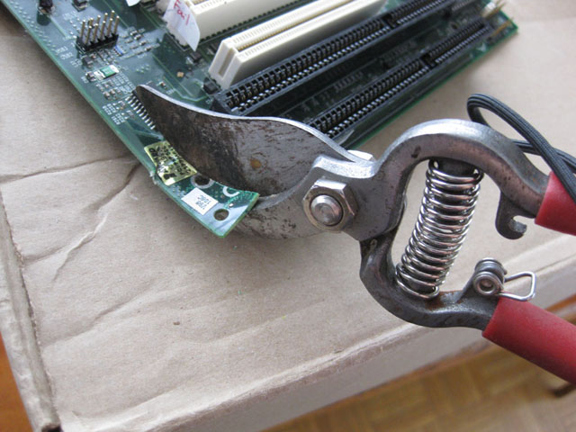 PCB_Cutting_with_prunning_shears.jpg