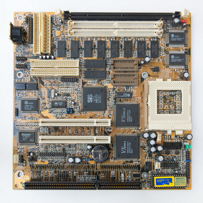 PC-Chips M592 Socket 7 VIA VX-Pro-II & SiS6215 VGA.jpg