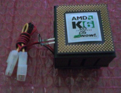 04 - AMD K6-2 500 CPU + heatsink + case badge.jpg
