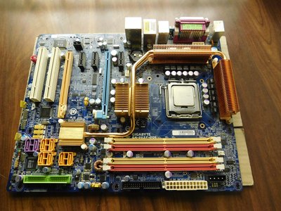 Gigabyte 965P-DQ6 v1.0 with the heat pipe cooling mounted.jpg