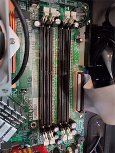 DFI ITOX G7S620-N RAM slots.jpg