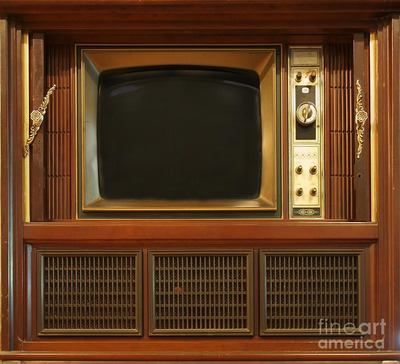 retro-style-television-set-yali-shi.jpg