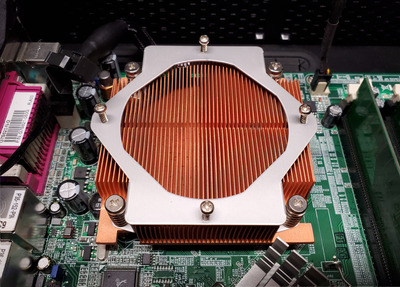 DFI ITOX G7S620-N CPU heatsinkjpg.jpg