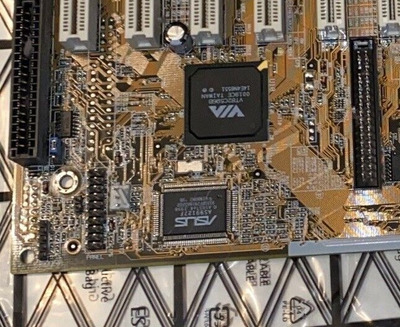 Asus P3V4X-Missing Crystal.jpg