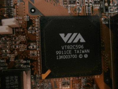 Southbridge chip VIA VT82C596.JPG